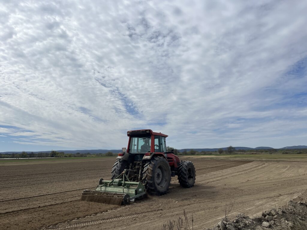 tractor de newsod trabajando