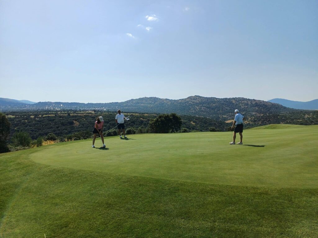 El césped natural en los campos de golf: la precisión empieza en el suelo